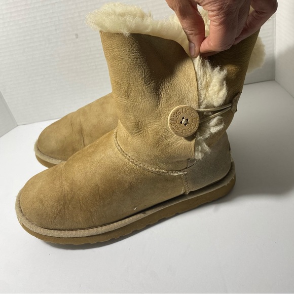 Ugg Pre-Owned Women's Bailey Button I| Sand Boots size 7 - Picture 2 of 9
